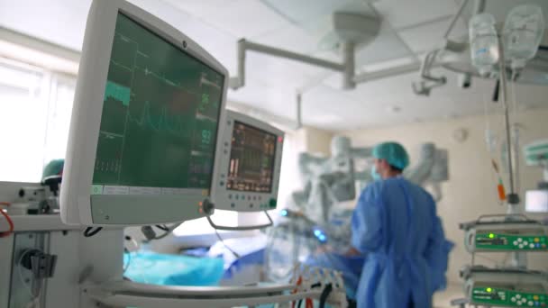 Σύγχρονη Χειρουργική Αίθουσα Προηγμένο Εξοπλισμό Δύο Οθόνες Που Εργάζονται Στο — Αρχείο Βίντεο