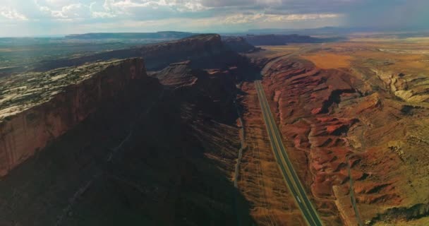 Літати Над Автомагістралями Біля Підніжжя Захоплюючих Каньйонів Ефектний Вид Скелястого — стокове відео