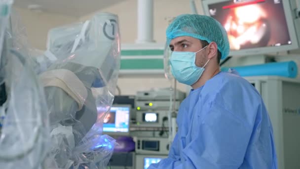 Chirurg Kijkt Naar Het Scherm Dat Het Werk Van Vinci — Stockvideo