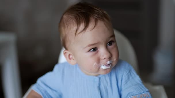 可爱的小孩被勺子喂大了 可爱的婴儿 满脸粥 耐心地等待着另一勺粥 — 图库视频影像