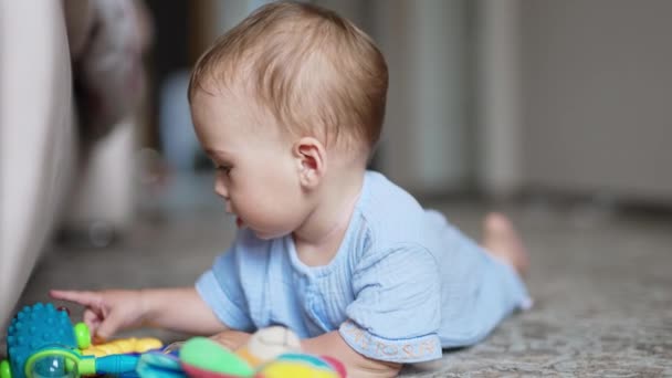 Ένα Καλό Παιδί Που Φοράει Μπλε Πουκάμισο Ξαπλώνει Στο Πάτωμα — Αρχείο Βίντεο