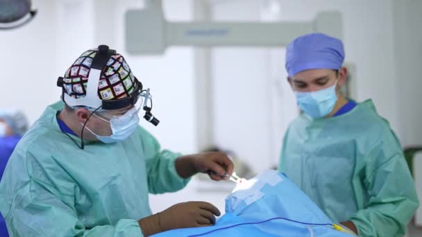 Отоларингологическая Операция Выполняется Профессиональными Врачами Хирург Использует Инструменты Носу Пациента — стоковое видео