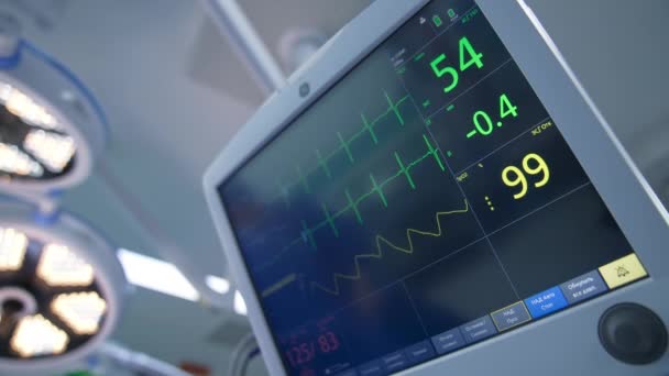 Lebenszeichen Eines Patienten Auf Dem Bildschirm Operationssaal Große Lampen Während — Stockvideo