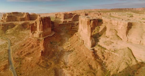 Böjda Klippor Fantastiska Kanjoner Utah Usa Drone Bilder Över Bergen — Stockvideo