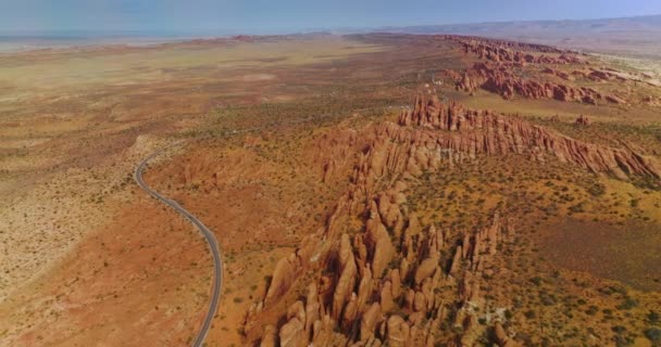 美丽的阳光明媚的白天 令人叹为观止的拱门国家公园的风景画 从空中看沙漠边美丽的峡谷 — 图库视频影像