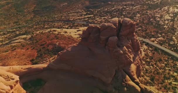 在美丽的美国国家公园里 岩石的顶部怪怪的圆的 沿着高速公路绕山行驶的汽车 顶部视图 — 图库视频影像