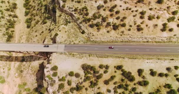 Szybkie Samochody Przejeżdżają Przez Kanion Nagranie Dronów Przelatujących Nad Rowem — Wideo stockowe