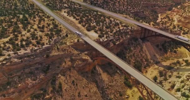 Brücken Die Die Seiten Eines Riesigen Grabens Land Der Wüste — Stockvideo