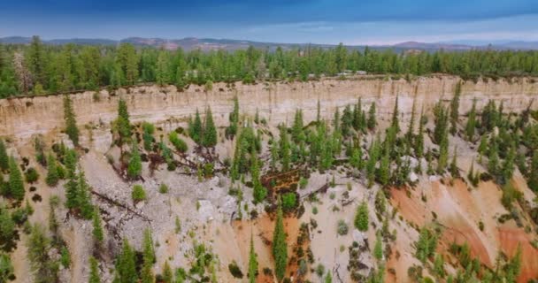 Çam Ağaçlarıyla Kaplanmış Güzel Uçurumların Hoş Manzarası Nanılmaz Dağlar Mavi — Stok video