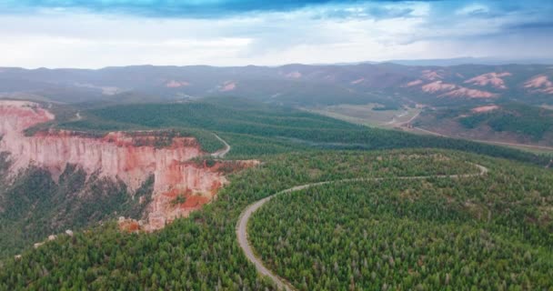 美国犹他州锡安国家公园覆盖着高山的松树林的美丽图片 在峡谷中穿过森林的路 空中景观 — 图库视频影像