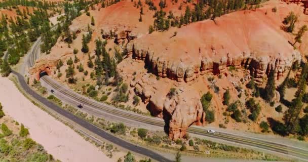 Zonlicht Panorama Van Verbazingwekkende Canyon Rotsen Met Pijnbomen Groeien Autowegen — Stockvideo
