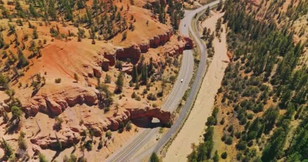 Ulusal Park Otobandaki Kaya Kemerlerinin Altından Arabalar Geçiyor Arches Canyons — Stok video