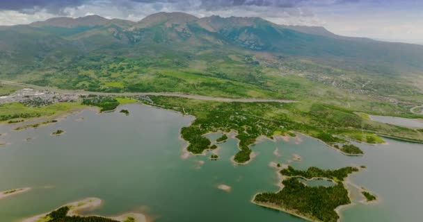 Colorado Abd Nin Çarpıcı Dağlarının Eteklerinde Küçük Çimenli Adaları Olan — Stok video