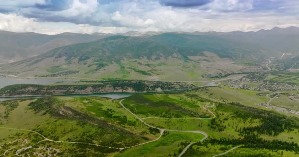 Doskonały Malowniczy Obraz Górskiego Krajobrazu Rzeką Środku Wspaniałe Nagranie Panoramy — Wideo stockowe