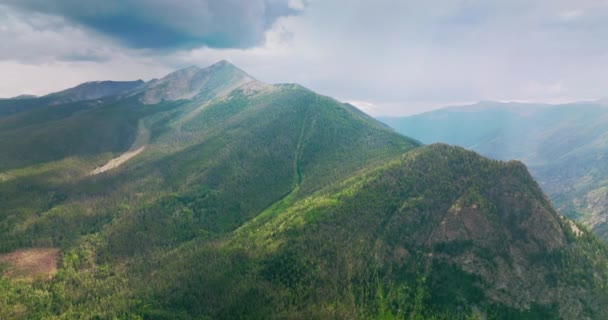 Wysokie Góry Porośnięte Zielonymi Sosnami Pod Szarym Niebem Ciężkie Chmury — Wideo stockowe