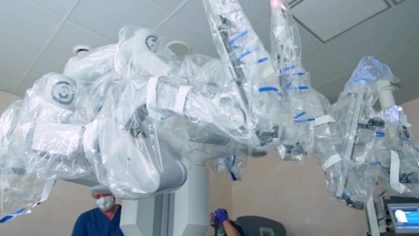 Kijkend Naar Robotarmen Van Technologische Apparatuur Bedekt Met Plastic Voor — Stockvideo
