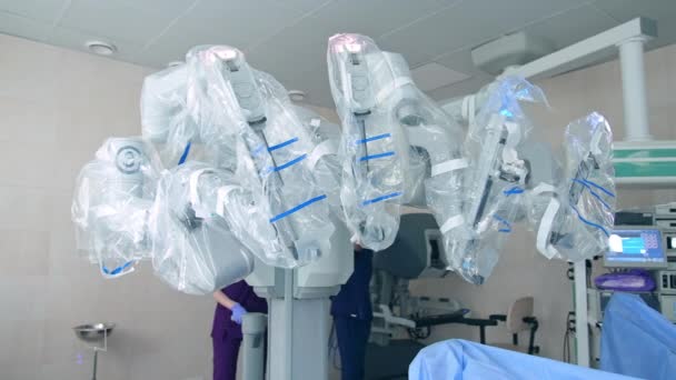 手術のために準備されたプラスチックで覆われた未来的なダ ヴィンチロボットの腕 近代的な病院の高度な機器 — ストック動画