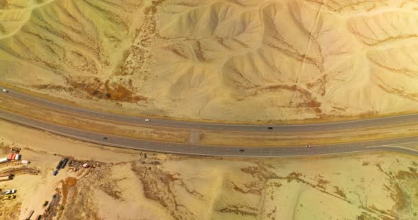 快速的汽车在高速公路上穿越荒芜的风景 从空中看科罗拉多州桑迪沙丘 — 图库视频影像