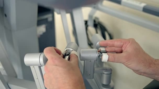 Ostrożne Ręce Lekarza Obsługującego Sprzęt Robotyczny Ręczne Sterowanie Robotem Vinci — Wideo stockowe