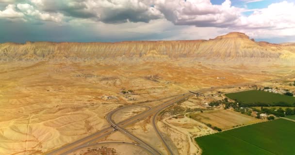 Bellissime Montagne Del Canyon Con Deserto Piccola Città Piedi Drone — Video Stock