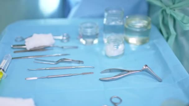 Stół Metalowymi Przyrządami Szklanymi Słoikami Operacji Nosa Ręka Chirurga Wyciąga — Wideo stockowe