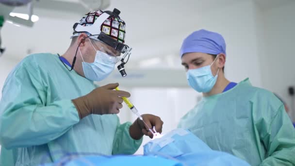 Хирург Яркой Кепке Маске Очках Вводит Лекарства Шприца Нос Пациента — стоковое видео