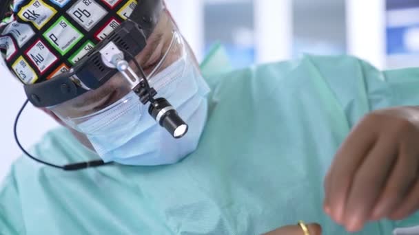 Operasyonu Donanımlı Bir Cerrah Yönetiyor Doktor Makasla Ipliği Kesiyor Bulanık — Stok video