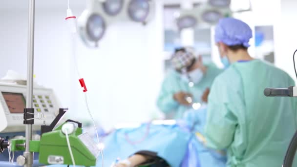 Πτώση Μετρητή Και Άλλο Εξοπλισμό Στο Χειρουργείο Κατά Λειτουργία Χειρουργοί — Αρχείο Βίντεο