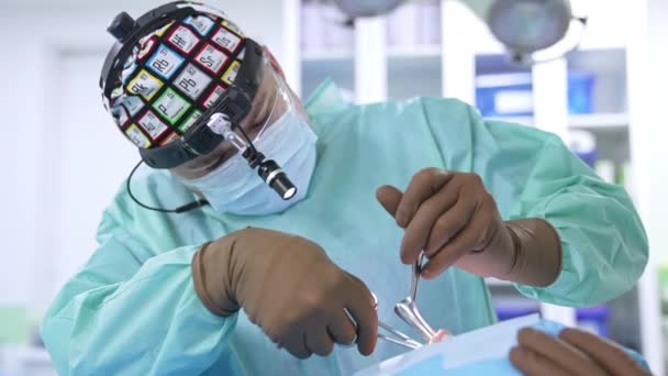 Cerrah Bir Hastanın Burnuna Alet Sokuyor Burun Ameliyatı Yapan Kendine — Stok video