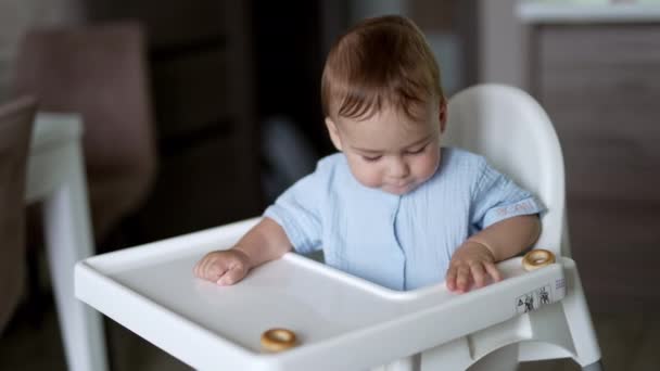 Красивый Белый Ребенок Сидящий Столом Кормления Играет Едой Милый Малыш — стоковое видео