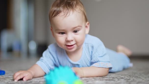 행복한 쾌활한 장난감에 바닥에서 리프트 유아는 장난감에 클로즈업 — 비디오