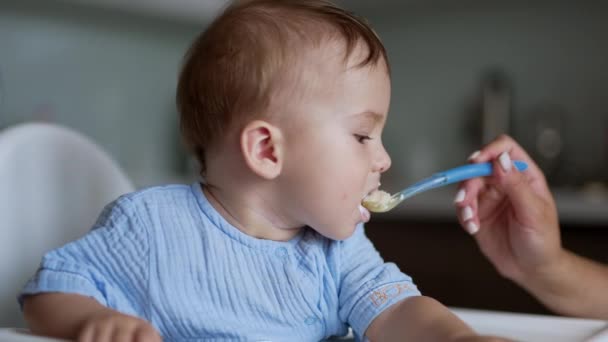 Lief Kind Dat Zuivel Eet Aan Voedingstafel Prachtige Kindervoeding Van — Stockvideo