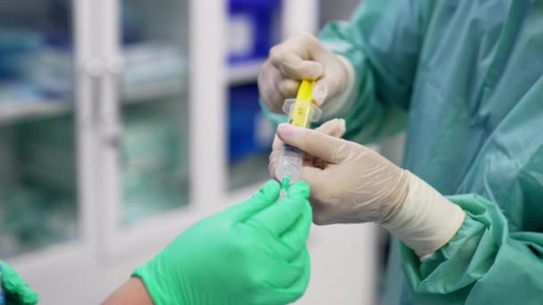 Lateks Eldivenli Doktorlar Küçük Bir Şişeden Şırıngaya Ilaç Dolduruyorlar Modern — Stok video