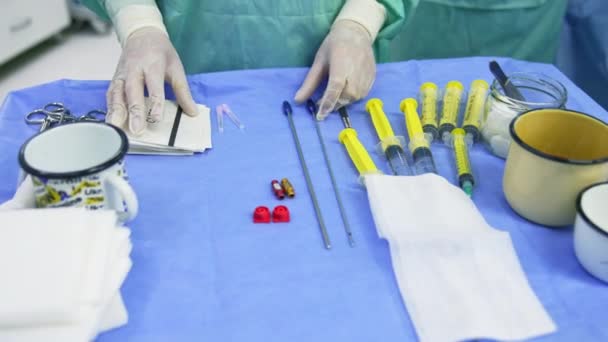 医生手戴乳胶手套触摸桌子上的工具 干细胞手术辅助准备仪器和材料 靠近点 — 图库视频影像