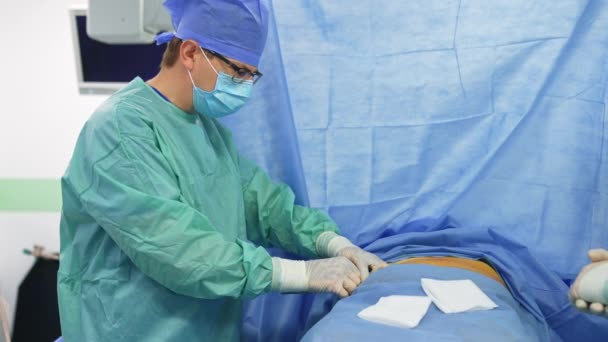 파란색 마스크를 의사는 수술대에 있습니다 환자의 스칼펠로 자르는 외과의사 — 비디오