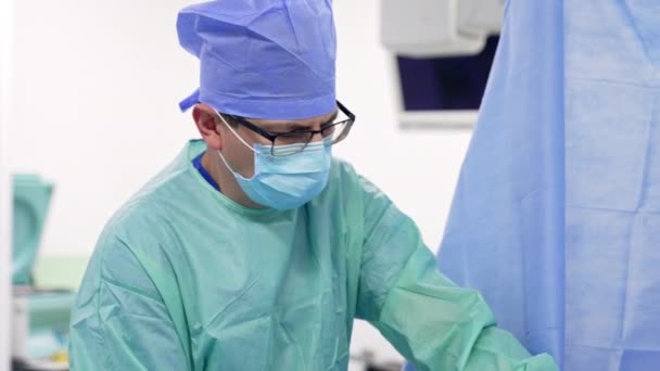 Cirurgião Adulto Vestido Para Operação Fica Perto Paciente Médico Pega — Vídeo de Stock