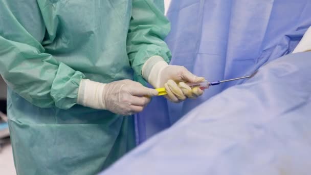 Χέρια Του Γιατρού Γάντια Χώνουν Σύριγγα Στο Σώμα Του Ασθενούς — Αρχείο Βίντεο