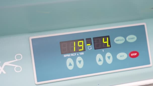 Hastane Laboratuvarında Çalışan Bir Makinenin Gösterge Paneli Kapatın Skor Tabelasında — Stok video