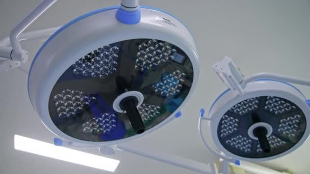 Geleidelijke Afstand Van Grote Ronde Lampen Opknoping Moderne Operatiekamer Apparatuur — Stockvideo