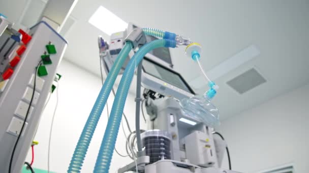 Σύγχρονη Χειρουργική Αίθουσα Προηγμένο Εξοπλισμό Μάσκα Οξυγόνου Μπλε Σωλήνες Κρεμασμένη — Αρχείο Βίντεο