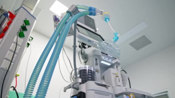手術中の患者のための一般的な麻酔酸素マスク ローアングルビュー バックドロップの高度な機器 — ストック動画