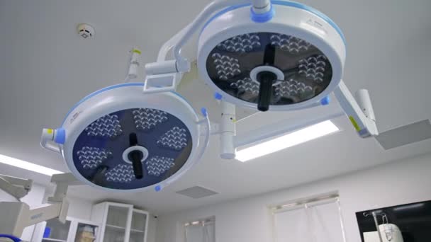 Modern Surgery Room Lamps Working Moment Low Angle View Equipment — Stock Video