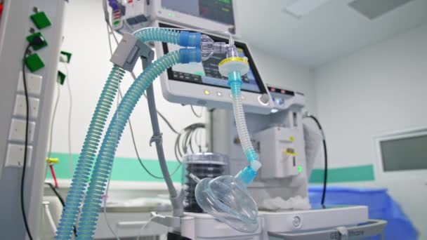 Μπλε Σωλήνες Μάσκα Οξυγόνου Για Τον Ασθενή Που Αναπνέει Κατά — Αρχείο Βίντεο