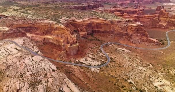 Enorme Rotsen Van Canyons Utah Usa Autosnelweg Rond Prachtige Bergen — Stockvideo