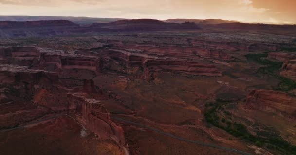 锡安国家公园内巨大的岩石和沙漠 犹他州令人惊奇的高山落日之时 空中景观 — 图库视频影像