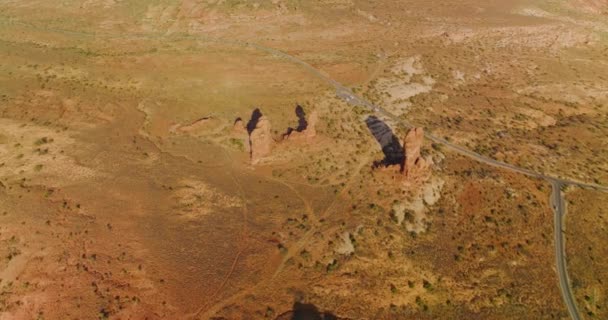 Pocas Rocas Solitarias Entre Paisaje Desierto Autopista Cruzando Paisaje Con — Vídeos de Stock