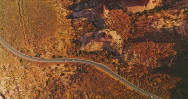 Dois Carros Auto Estrada Que Atravessam Paisagem Deserto Rochas Arredondadas — Vídeo de Stock