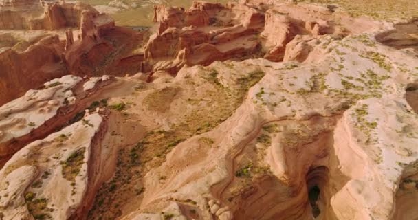 Dziwnie Zakrzywione Góry Parku Narodowego Arches Dron Latający Nad Zaokrąglonymi — Wideo stockowe