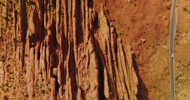 与拱门国家公园美丽的岩石平行的道路 无人机飞越美国犹他州的橙色景观 — 图库视频影像