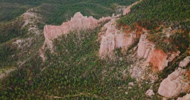 Rocce Spoglie Che Sbirciano Dalla Verde Pineta Bellissimi Bryce Canyons — Video Stock
